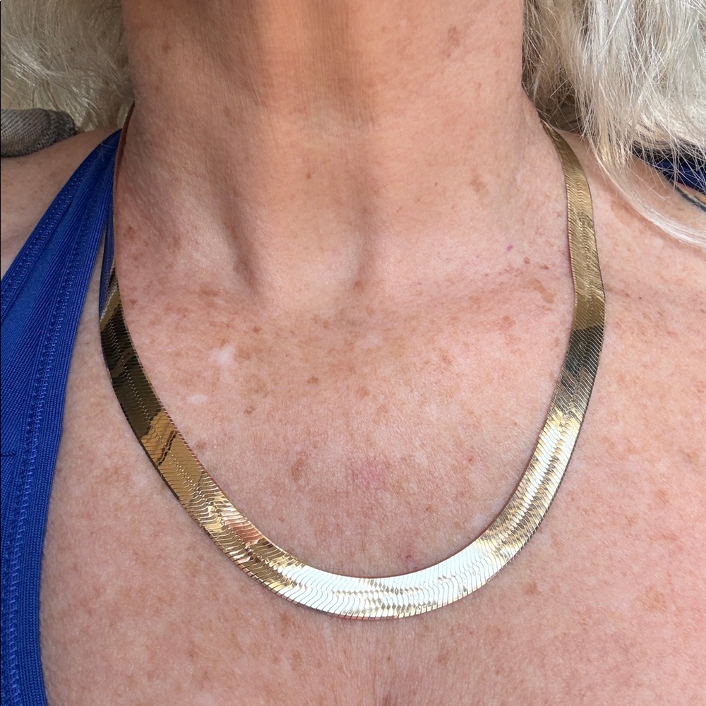 10kt Extra Wide Herringbone Chain
Brand New Never Worn
Shine from Every Angle!